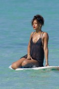 рианна - Рианна (Rihanna) in a thong bikini at beach  Hawaii, 2012.01.19 (43xHQ) 0ef33d445185006