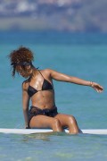 Рианна (Rihanna) in a thong bikini at beach  Hawaii, 2012.01.19 (43xHQ) 1a8bc9445185093