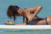 Рианна (Rihanna) in a thong bikini at beach  Hawaii, 2012.01.19 (43xHQ) 29b392445185248