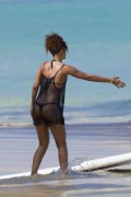 рианна - Рианна (Rihanna) in a thong bikini at beach  Hawaii, 2012.01.19 (43xHQ) 4bfd0e445184987