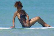 Рианна (Rihanna) in a thong bikini at beach  Hawaii, 2012.01.19 (43xHQ) 724780445185052