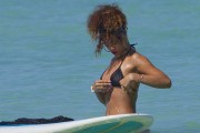 Рианна (Rihanna) in a thong bikini at beach  Hawaii, 2012.01.19 (43xHQ) 7dfbc0445184944