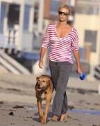 Шарлиз Терон (Charlize Theron) walking her dog on the beach in Los Angeles (12xHQ) 8a20a2445188485