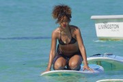 Рианна (Rihanna) in a thong bikini at beach  Hawaii, 2012.01.19 (43xHQ) 8b5ef7445185082