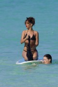 Рианна (Rihanna) in a thong bikini at beach  Hawaii, 2012.01.19 (43xHQ) 969006445185061