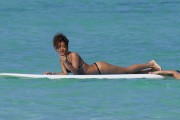 рианна - Рианна (Rihanna) in a thong bikini at beach  Hawaii, 2012.01.19 (43xHQ) 9702ff445185154