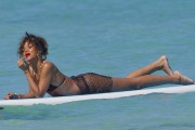 Рианна (Rihanna) in a thong bikini at beach  Hawaii, 2012.01.19 (43xHQ) 9fe93b445185096
