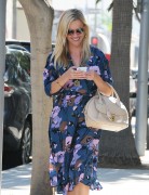 Риз Уизерспун (Reese Witherspoon) out in Los Angeles, 24.09.2015 - 67xHQ A0d820445183011