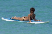 Рианна (Rihanna) in a thong bikini at beach  Hawaii, 2012.01.19 (43xHQ) Aab80e445185227