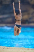 Виктория Джастис (Victoria Justice) - wearing a bikini at the beach in Hawaii, 27.08.2015 (102xHQ) C6ca0b445186072