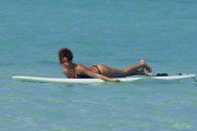 рианна - Рианна (Rihanna) in a thong bikini at beach  Hawaii, 2012.01.19 (43xHQ) D22336445185118