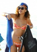 Рианна (Rihanna) in bikini on beach, Barbados 2011.12.29 (58xHQ) E56b94445188812