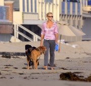 Шарлиз Терон (Charlize Theron) walking her dog on the beach in Los Angeles (12xHQ) Ef6b33445188538