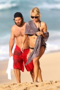 Памела Андерсон (Pamela Anderson) - wearing a bikini in Hawaii, 25.12.2014 - 24xHQ Efa877445185722