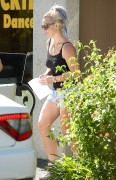 Бритни Спирс (Britney Spears) - takes her niece to the Dance Studio in Westlake Village, 10.10.2015 - 22xHQ 285537447531554