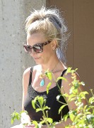 Бритни Спирс (Britney Spears) - takes her niece to the Dance Studio in Westlake Village, 10.10.2015 - 22xHQ 9b5fa8447531535