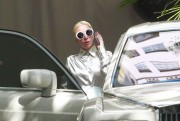 Лэди Гага / Lady Gaga - exits Chateau Marmont in a white Rolls Royce in West Hollywood, 15.10.2015 (34xHQ) 16cb8b447952244