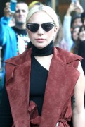 Лэди Гага / Lady Gaga - seen out in Manhattan in velure in New York, 03.11.2015 (18xHQ) 96a584447952355