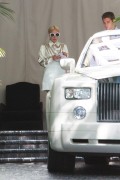 Лэди Гага / Lady Gaga - exits Chateau Marmont in a white Rolls Royce in West Hollywood, 15.10.2015 (34xHQ) A1a5d7447952156