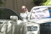 Лэди Гага / Lady Gaga - exits Chateau Marmont in a white Rolls Royce in West Hollywood, 15.10.2015 (34xHQ) C0c0f2447952213