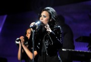Деми Ловато (Demi Lovato) performing at Wild 94.9's Jingle Ball at the Oracle Arena in Oakland, California, 03.12.2015 (120xHQ) 6220cb453111867