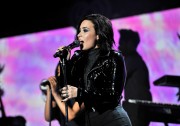 Деми Ловато (Demi Lovato) performing at Wild 94.9's Jingle Ball at the Oracle Arena in Oakland, California, 03.12.2015 (120xHQ) 9f83e0453111722