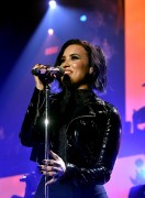 Деми Ловато (Demi Lovato) performing at Wild 94.9's Jingle Ball at the Oracle Arena in Oakland, California, 03.12.2015 (120xHQ) C875be453111132