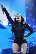 Деми Ловато (Demi Lovato) performing at Wild 94.9's Jingle Ball at the Oracle Arena in Oakland, California, 03.12.2015 (120xHQ) Dd7adb453114255