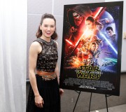 Дэйзи Ридли (Daisy Ridley) 'Star Wars - The Force Awakens' Press Conference in Los Angeles (December 4, 2015) 68d134454099043