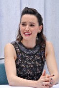 Дэйзи Ридли (Daisy Ridley) 'Star Wars - The Force Awakens' Press Conference in Los Angeles (December 4, 2015) C16bb8454099414