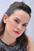 Дэйзи Ридли (Daisy Ridley) 'Star Wars - The Force Awakens' Press Conference in Los Angeles (December 4, 2015) C2c5ee454099302