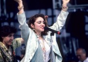 Мадонна (Madonna) – Performing at the Live Aid Concert, 13 July 1985 – 14xHQ + 1xUHQ 5e4aed454995196