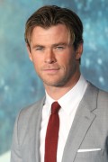Крис Хемсворт (Chris Hemsworth) In The Heart of the Sea Premiere at Odeon Leicester Square (London, 02.12.2015) (182xHQ) 0c9194472781809