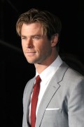 Крис Хемсворт (Chris Hemsworth) In The Heart of the Sea Premiere at Odeon Leicester Square (London, 02.12.2015) (182xHQ) 10e429472784442