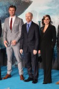 Крис Хемсворт (Chris Hemsworth) In The Heart of the Sea Premiere at Odeon Leicester Square (London, 02.12.2015) (182xHQ) 1689ca472786434