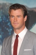 Крис Хемсворт (Chris Hemsworth) In The Heart of the Sea Premiere at Odeon Leicester Square (London, 02.12.2015) (182xHQ) 16bba6472782016
