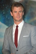 Крис Хемсворт (Chris Hemsworth) In The Heart of the Sea Premiere at Odeon Leicester Square (London, 02.12.2015) (182xHQ) 17f4a0472783140