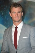 Крис Хемсворт (Chris Hemsworth) In The Heart of the Sea Premiere at Odeon Leicester Square (London, 02.12.2015) (182xHQ) 2a2de8472783066