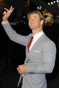 Крис Хемсворт (Chris Hemsworth) In The Heart of the Sea Premiere at Odeon Leicester Square (London, 02.12.2015) (182xHQ) 2b34a4472784627
