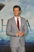 Крис Хемсворт (Chris Hemsworth) In The Heart of the Sea Premiere at Odeon Leicester Square (London, 02.12.2015) (182xHQ) 475748472783701