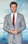 Крис Хемсворт (Chris Hemsworth) In The Heart of the Sea Premiere at Odeon Leicester Square (London, 02.12.2015) (182xHQ) 4807e7472783526