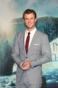 Крис Хемсворт (Chris Hemsworth) In The Heart of the Sea Premiere at Odeon Leicester Square (London, 02.12.2015) (182xHQ) 4d57af472783537