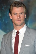 Крис Хемсворт (Chris Hemsworth) In The Heart of the Sea Premiere at Odeon Leicester Square (London, 02.12.2015) (182xHQ) 534ab2472783008