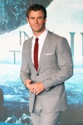 Крис Хемсворт (Chris Hemsworth) In The Heart of the Sea Premiere at Odeon Leicester Square (London, 02.12.2015) (182xHQ) 591ce1472783702