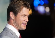 Крис Хемсворт (Chris Hemsworth) In The Heart of the Sea Premiere at Odeon Leicester Square (London, 02.12.2015) (182xHQ) 5efcbe472781204