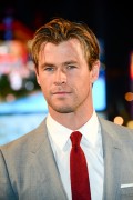 Крис Хемсворт (Chris Hemsworth) In The Heart of the Sea Premiere at Odeon Leicester Square (London, 02.12.2015) (182xHQ) 7615d4472784484