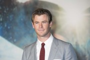 Крис Хемсворт (Chris Hemsworth) In The Heart of the Sea Premiere at Odeon Leicester Square (London, 02.12.2015) (182xHQ) 88ad8e472781091