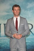 Крис Хемсворт (Chris Hemsworth) In The Heart of the Sea Premiere at Odeon Leicester Square (London, 02.12.2015) (182xHQ) 8a9935472783842