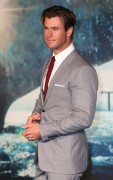 Крис Хемсворт (Chris Hemsworth) In The Heart of the Sea Premiere at Odeon Leicester Square (London, 02.12.2015) (182xHQ) 8b4fa0472783432