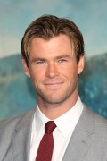 Крис Хемсворт (Chris Hemsworth) In The Heart of the Sea Premiere at Odeon Leicester Square (London, 02.12.2015) (182xHQ) 9e2106472781563